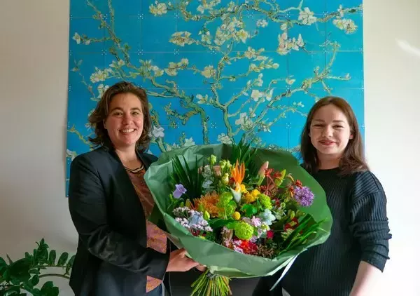 Anne neemt bos bloemen in ontvangst van Wethouder Eveline Tijmstra