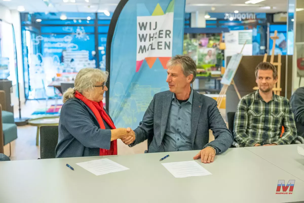 Gemeente en aannemer Markus BV schudden elkaar de hand na het ondertekenen van de overeenkomst